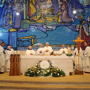 Nadbiskup Uzinić i franjevačka obitelj pri svetom Josipu u Karlovcu